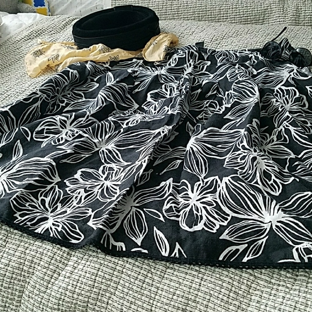 Skirt with zipper closure